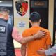 Ditegur Bising Mobil, Pria di Garut Masuk Rumah Warga dan Hantam Ibu-Anak Pakai Helm