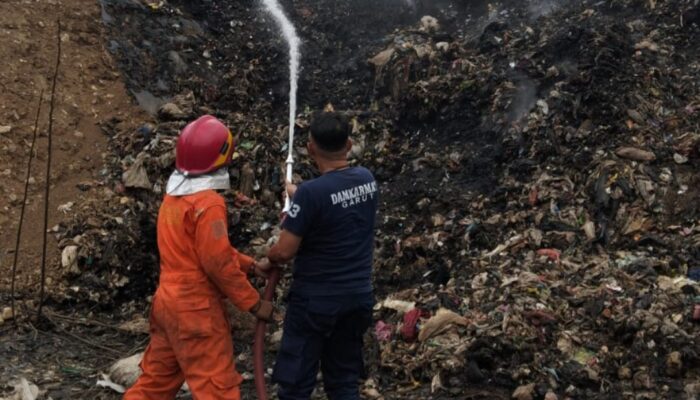 Garut Tetapkan Status Tanggap Darurat Kebakaran TPA Pasirbajing dan Pasar Andir